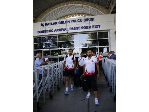 Şampiyon sporcular Antalya'da coşkuyla karşılandı