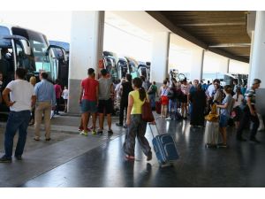 İzmir'de çarşı ve otogarda bayram hareketliliği