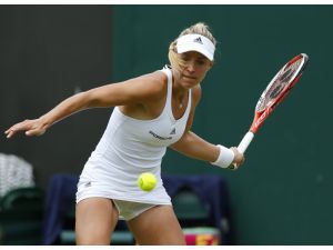 Federer çeyrek final biletini aldı