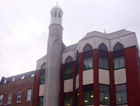 Londra'da camiye çürümüş domuz eti atıldı!