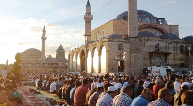 Ahmet Davutoğlu Ve Bakan Elvan, Bayram Namazını Konya'da Kıldı