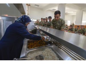 2 bin 160 rakımlı sınır karakolunda bayramlaşma