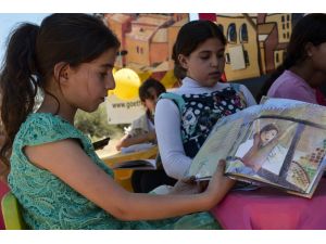Gazzeli çocuklara gezici kütüphane hizmeti