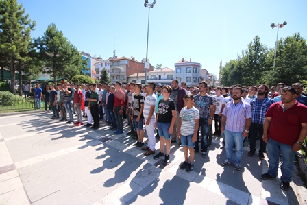 Bıçaklı kavgada ölen genç toprağa verildi