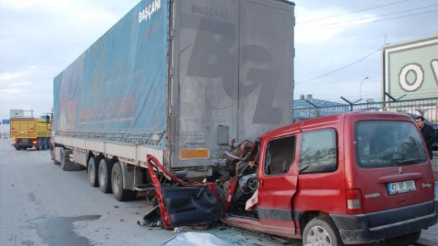 Konya'da Hafif Ticari Araç Tır'a Çarptı: 4 Ölü