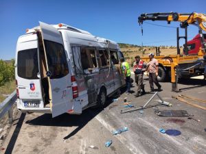 GÜNCELLEME -Öğrencileri taşıyan minibüs devrildi: 14 yaralı