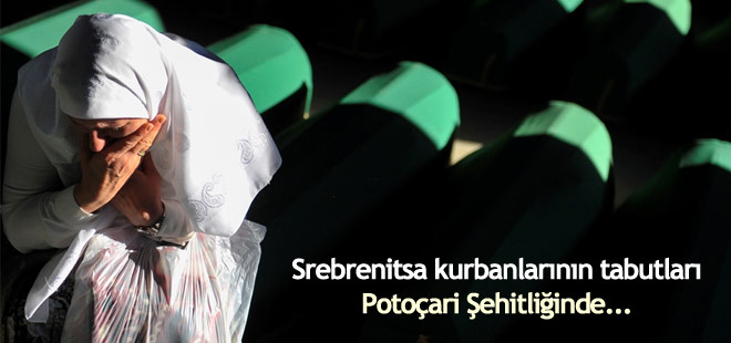 Srebrenitsa kurbanlarının tabutları Potoçari Şehitliğinde