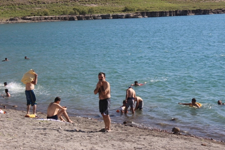 Vatandaşlar "Acıgöle" akın ediyor