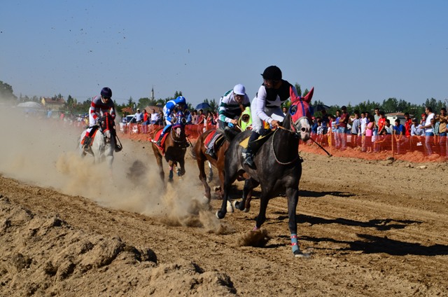 Sarayönü'nde at yarışları düzenlendi