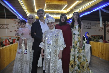 Yıldızlar ailesinin sünnet mutluluğu