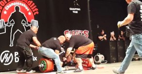 Eddie Hall, 500 Kilogram Halteri Kaldırdı