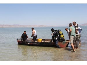 Elazığ'da baraj gölüne giren 2 genç kayboldu