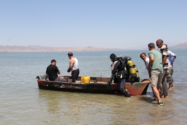 Elazığ'da baraj gölüne giren 2 genç kayboldu