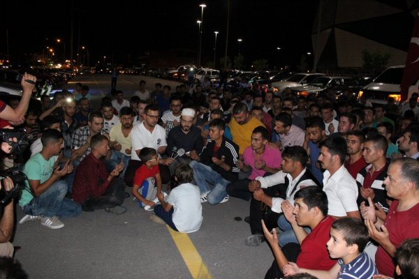 Modifiyecilerden Suriyelilere protesto