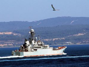 Rus askeri gemisi Çanakkale Boğazı'ndan geçti