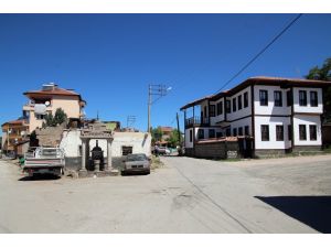 Şarkışla'da metruk binalar yıkılıyor