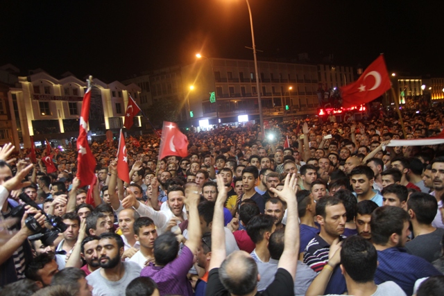 Konya'da cadde ve meydanlara aktı