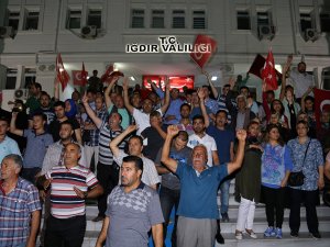 Türkiye'nin 81 ili ayakta! Halk iradesine sahip çıkıyor