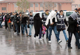 Kadın tacirleri Adliye'ye sevkedildi
