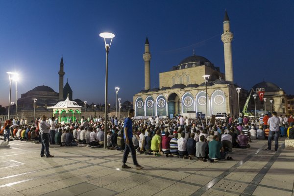 Mevlana Meydanı'nda sabaha kadar nöbet, cemaatle namaz