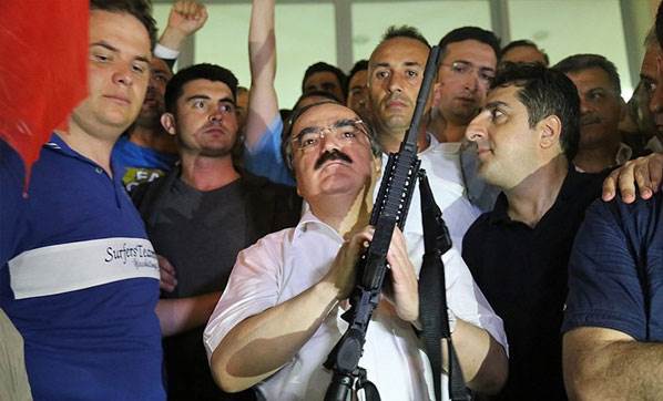 Vali Coş'tan İhanet Girişiminde Bulunan Askerlere: Siz Türk Askeri Değil misiniz