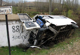 Ilgın'da minibüs devrildi: 7 yaralı