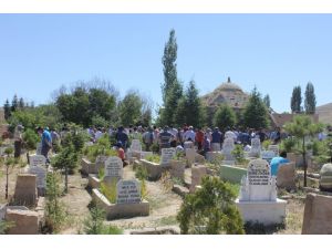 Demokrasi şehitleri son yolculuklarına uğurlanıyor