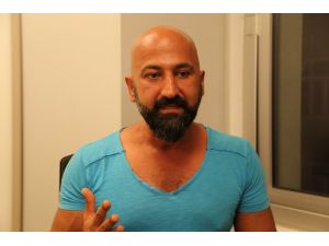 Darbecileri durdurmak için tankın önüne yattı