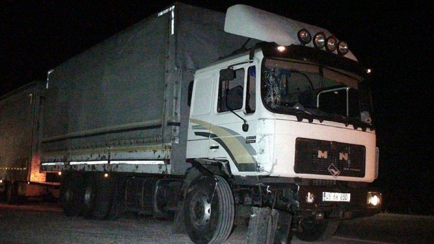 Trafik kazasına giden güvenlik güçlerine tır çarptı