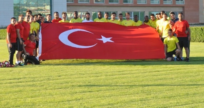 Futbolculardan Türk bayrağı ile poz