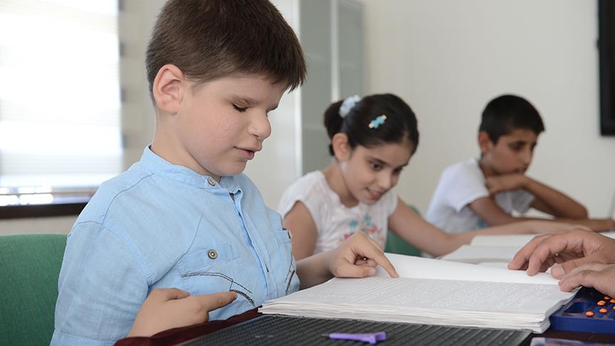 Karanlık dünyaları Kur'an'la aydınlanıyor