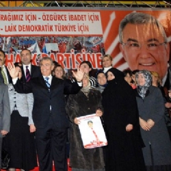 'Yemin törenine başörtülüler alınmalıydı'