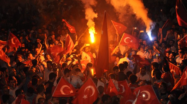 Vatandaşlar OHAL'i alkışlayarak destekledi