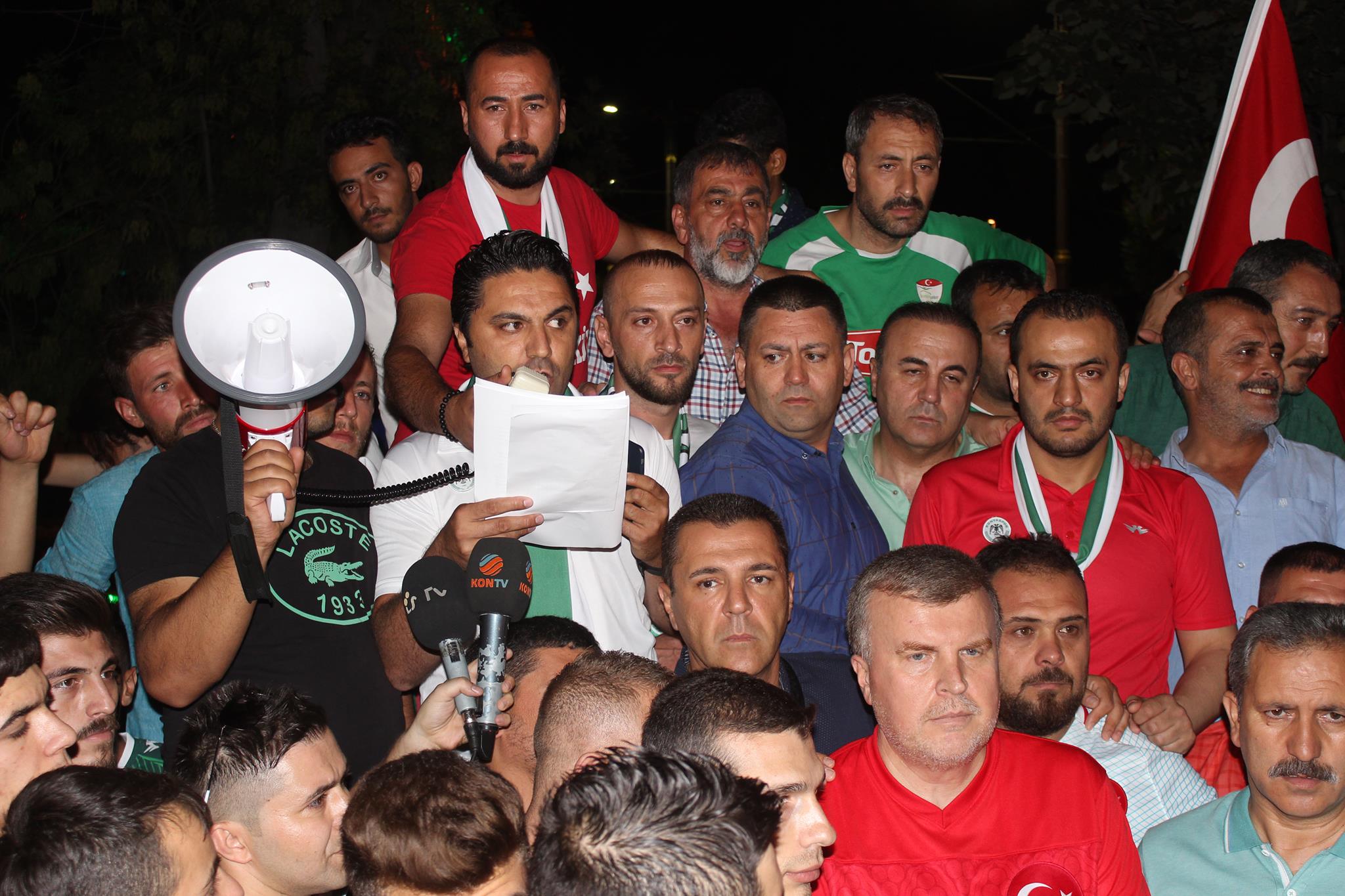 Taraftar, darbe girişime tepkili