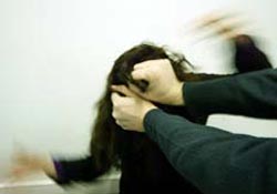 Eşini dövünce tutuklandı