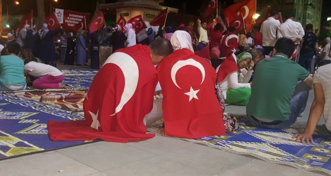 Suriyeliler halka gül dağıttı: "Allah bu millete hiçbir bela vermesin"