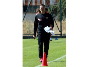 Eskişehirspor Teknik Direktörü Özalan: