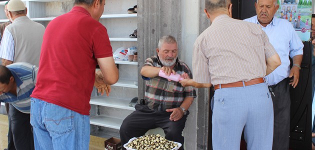 Konya'da ayakkabı boyacısı, şehitler için mevlit okuttu