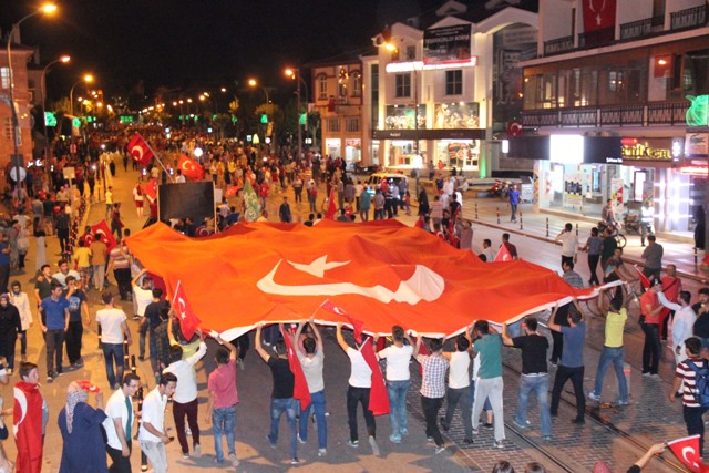 Konya'da Darbe Girişimine Tepki sürüyor