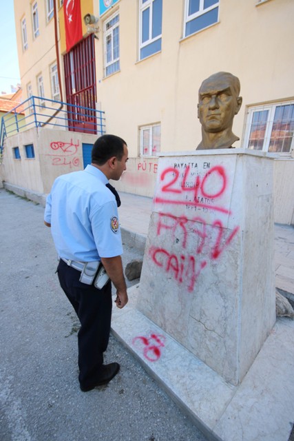 Atatürk büstüne yazı yazan 2 kişi yakalandı