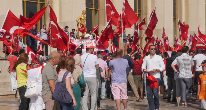 Paris’te Türklerden FETÖ karşıtı gösteri