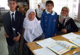 Ödevlerini torunları ile yapıyorlar