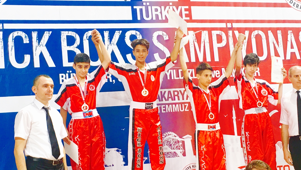 Kick-boksta üç madalya