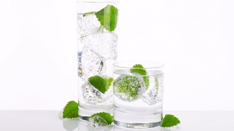 Maden suyunu bardakta içmeyin!