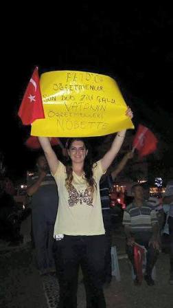 Eğtimcilerden darbeye pankartlı tepki