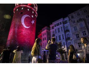 Galata Kulesi'ne Türk bayrağı yansıtıldı