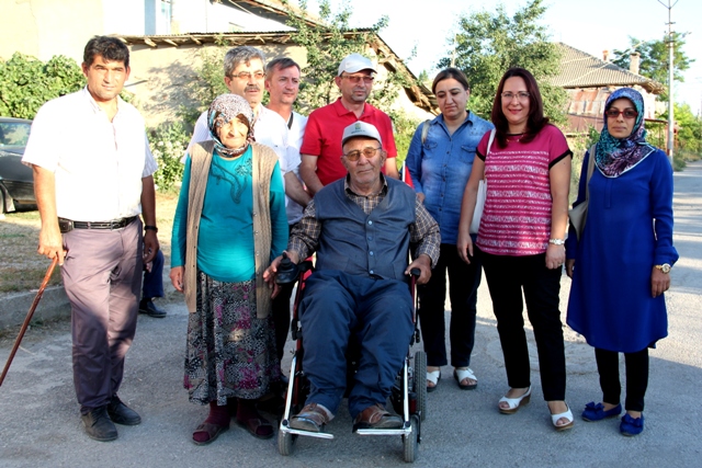 Engelliler derneği akülü araba bağışladı