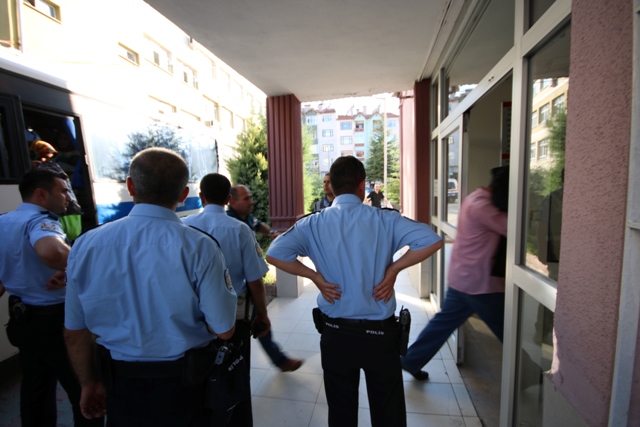 Adliyeye sevk edilen 41 öğretmenden 3’ü tutuklandı