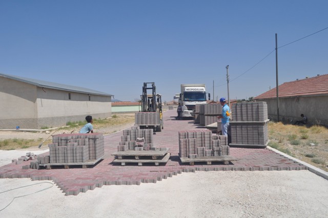 Cihanbeyli’de parke taşı çalışmaları sürüyor