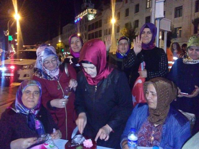 Meydanda doğum gününü kutladılar